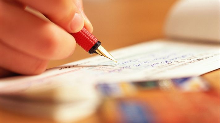 Telediario 1 - El pago con cheque se resiste a firmar su sentencia de muerte
