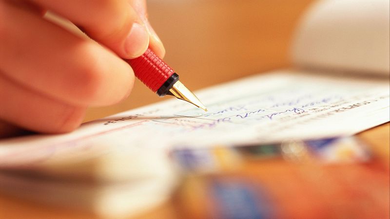 El pago con cheque se resiste a firmar su sentencia de muerte