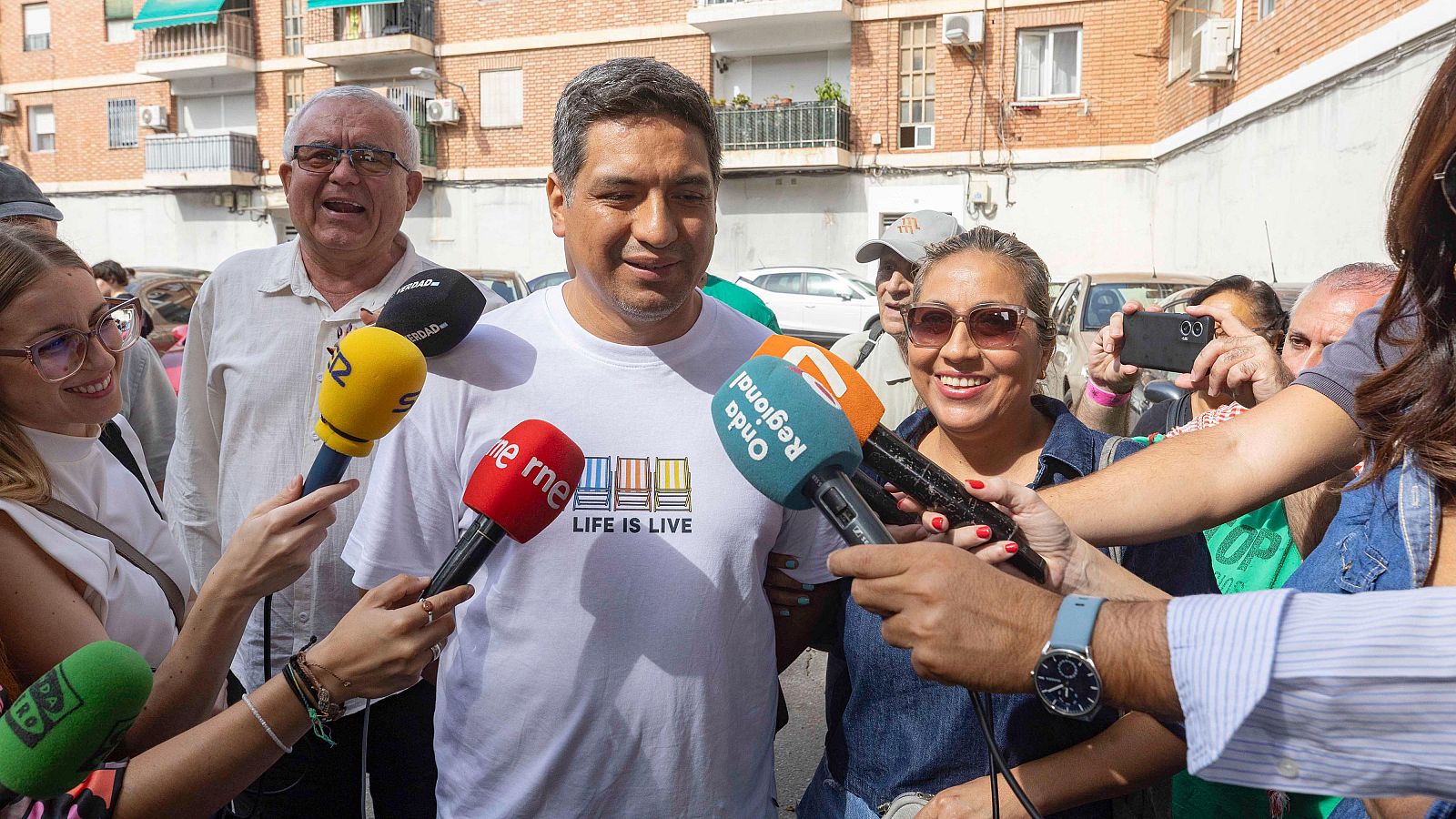 Paralizado el desahucio de Dani y Aurora y sus tres hijos
