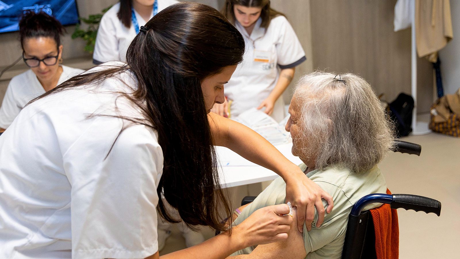 Comeza nas residencias a vacinación fronte a gripe e a covid