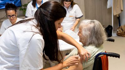 Comeza nas residencias a vacinaci�n fronte a gripe e a covid