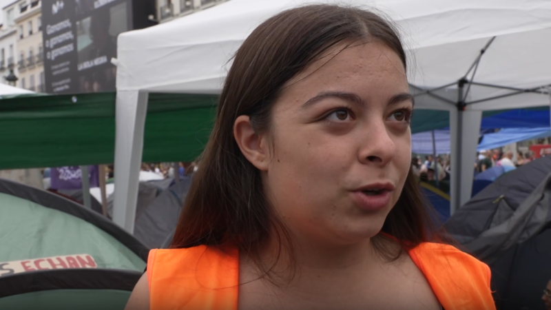 Irene, de 21 años, participa en la acampada en Sol convocada por el Sindicato de Inquilinas