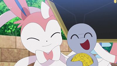 Sylveon y Wooper (forma de Paldea) sonríen con alegría al aire libre, con el logo de "rtve" en la esquina superior izquierda.