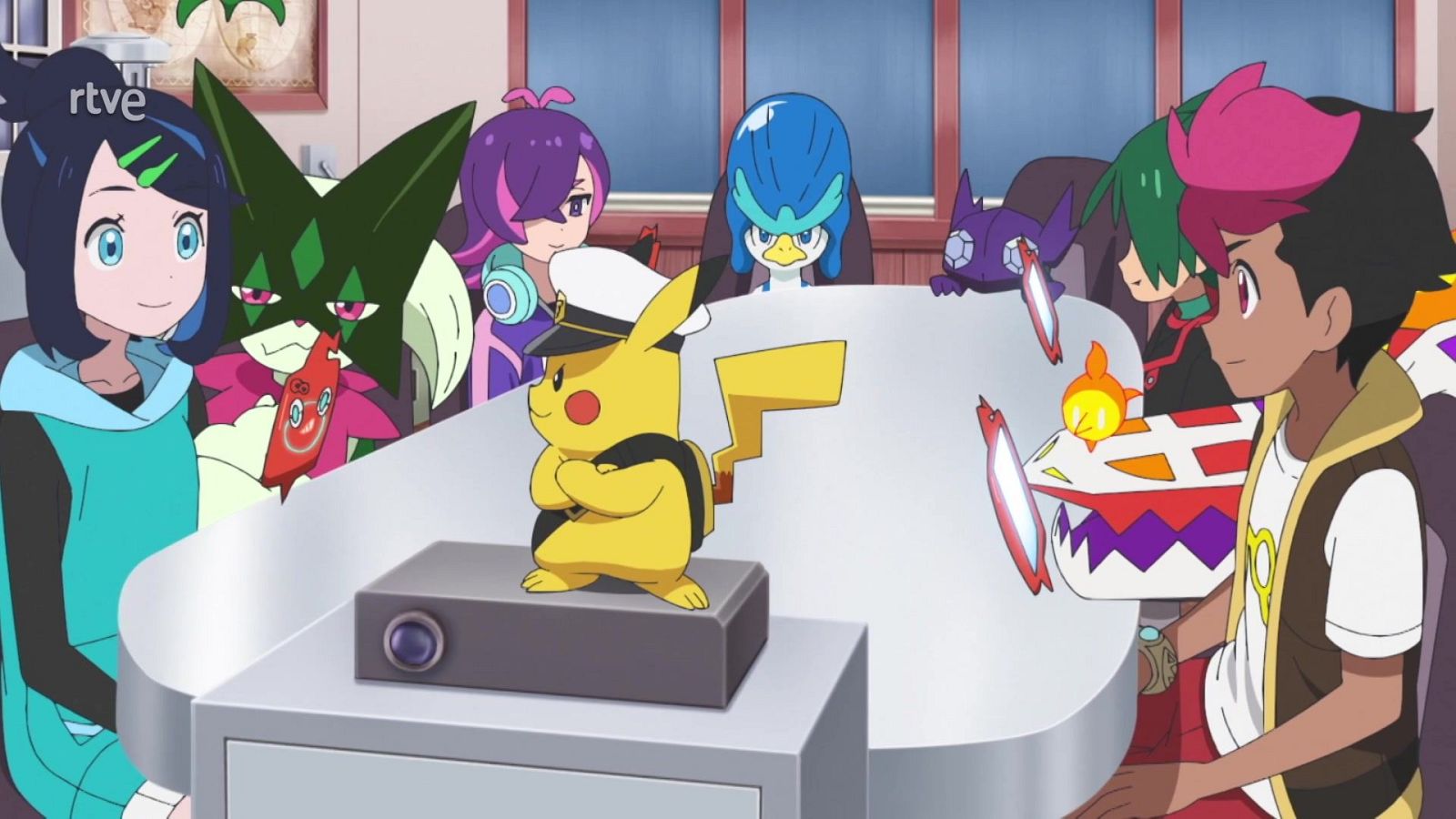 Personajes de "Pokémon Horizontes" como Liko, Roy, Dot y Friede, junto a Pokémon como Capitán Pikachu, Meowscarada, Quaxly, Sableye y Finizen, se reúnen alrededor de una mesa con un artefacto central. Logo de rtve visible.