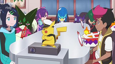 Personajes de "Pokémon Horizontes" como Liko, Roy, Dot y Friede, junto a Pokémon como Capitán Pikachu, Meowscarada, Quaxly, Sableye y Finizen, se reúnen alrededor de una mesa con un artefacto central. Logo de rtve visible.