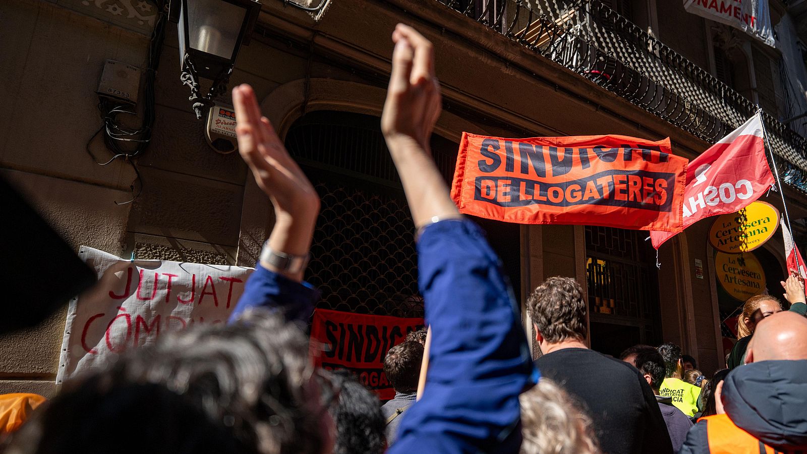 Rosario, pendiente de un desahucio por un fondo inmobiliario en Barcelona