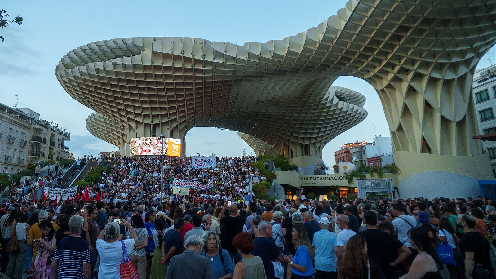 Las plazas de España se llenan de manifestaciones contra los desahucios
