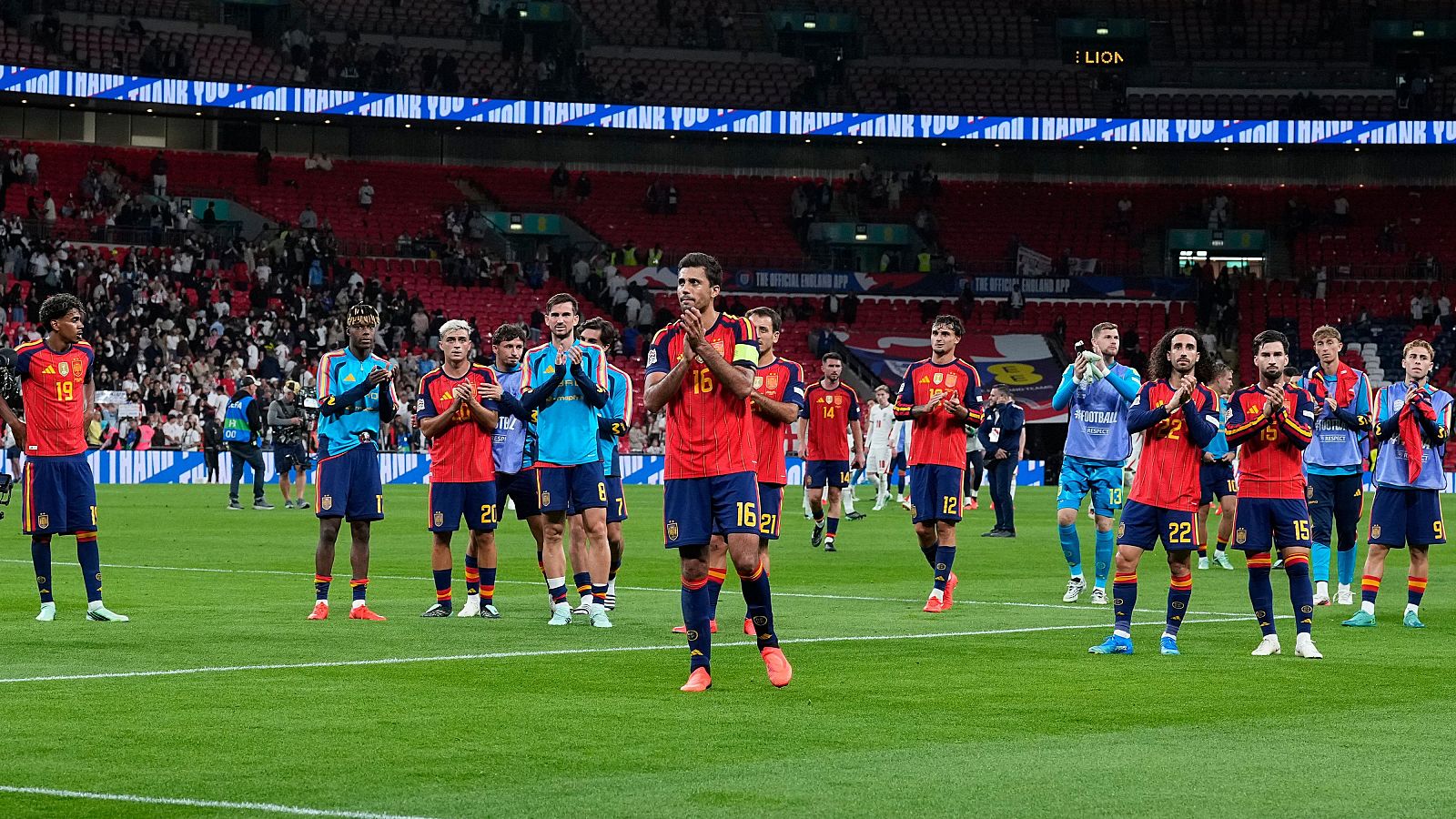 Los jugadores de la selección española saludan tras ganar 2-3 en Wembley a Inglaterra.