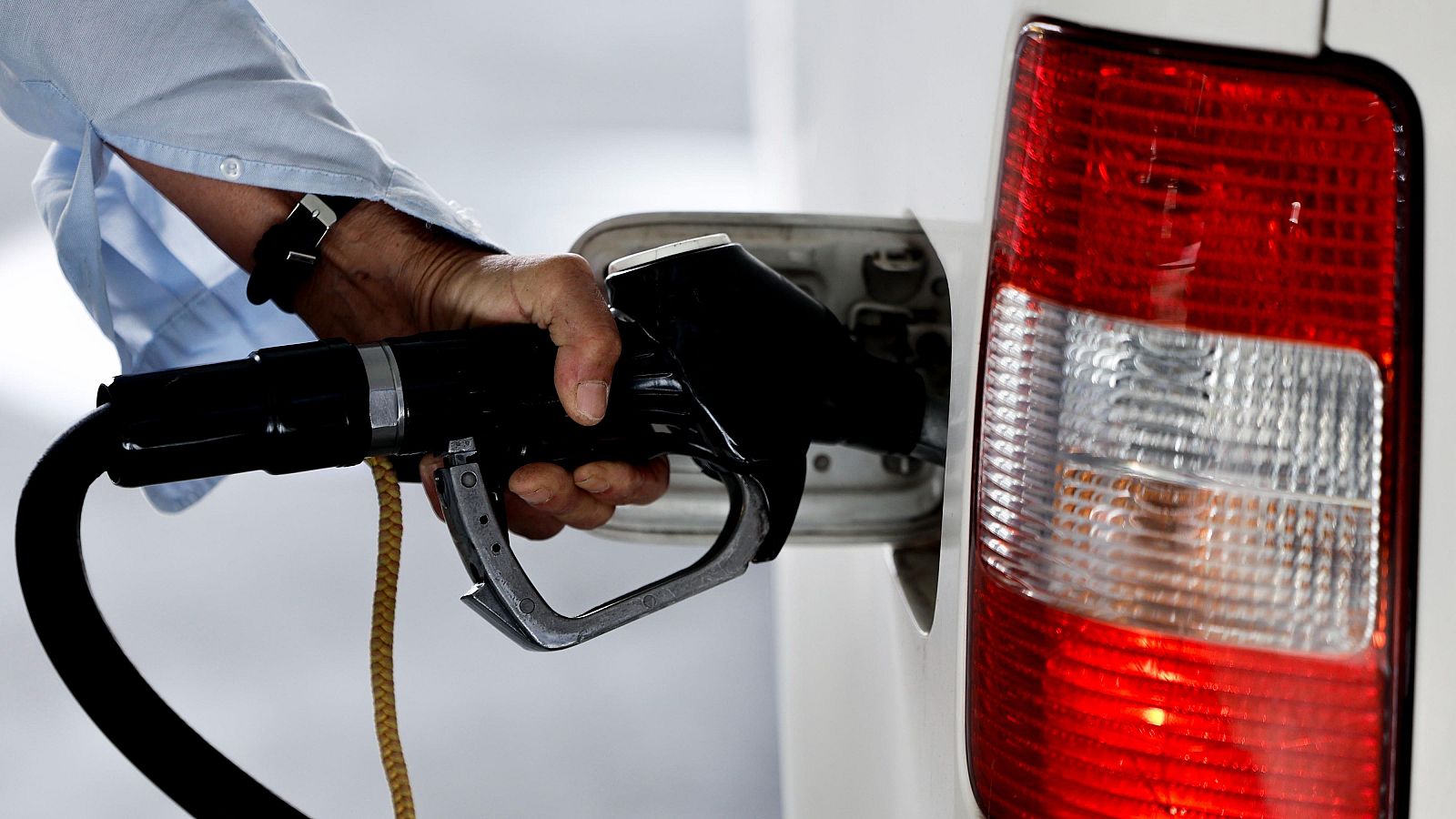 Llenar el depósito del coche cuesta cada vez más dinero y dispara la inflación