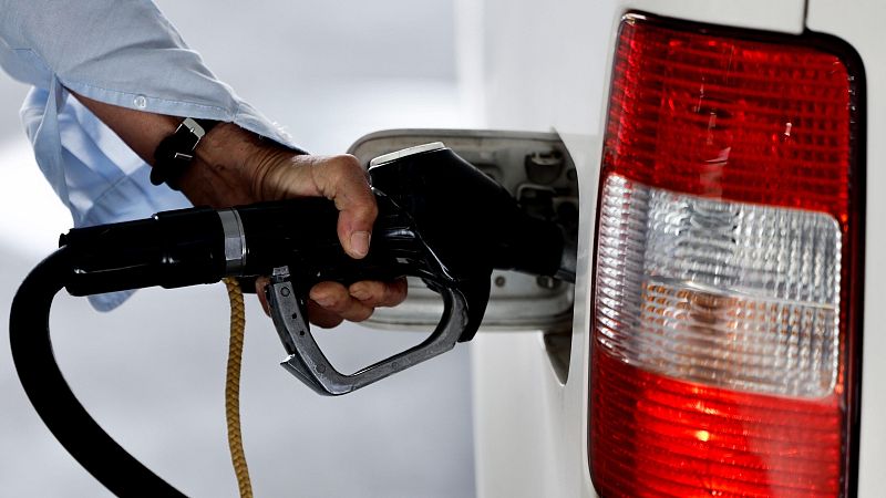 Llenar el depósito del coche cuesta cada vez más dinero y dispara la inflación