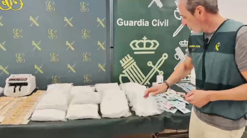 Un guardia civil muestra el material incautado en la operación