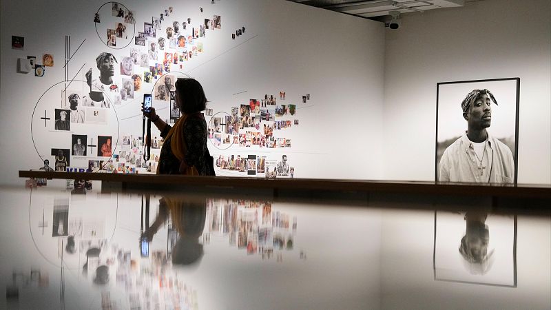 El artista madrileño Chema Madoz, Premio Nacional de Fotografía en 2000 y Medalla de Oro al Mérito en las Bellas Artes en 2019, presenta su exposición ‘Interiores’