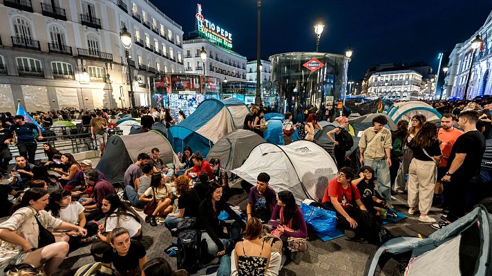 La acampada de Sol se mantiene tras la aprobaci�n de los decretos de vivienda: "Es un pulso hist�rico al Gobierno"