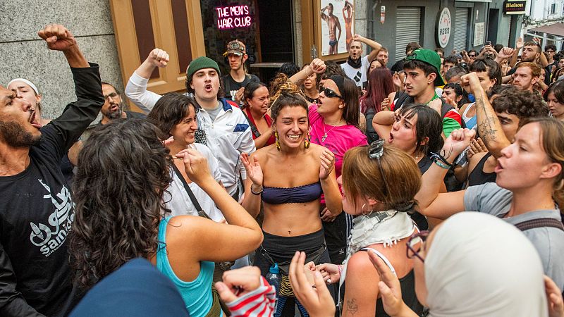 Celebración tras paralizar un desahucio en Madrid