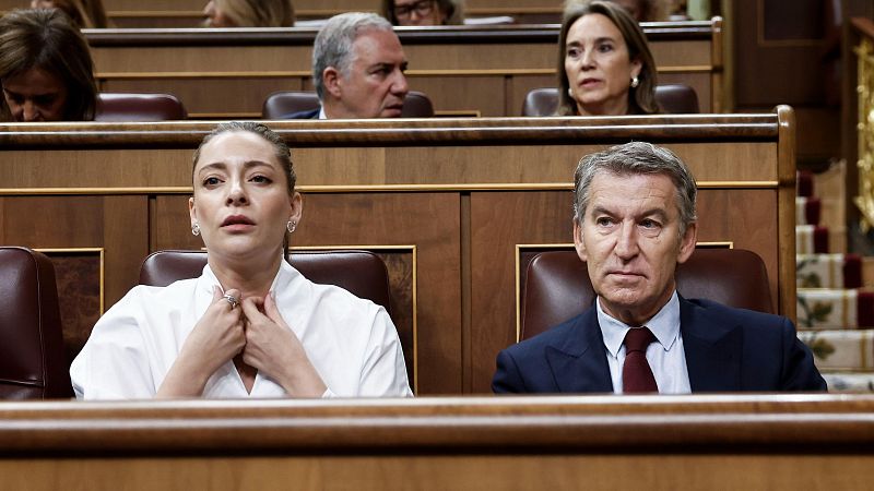 El líder del PP, Alberto Núñez Feijóo, y la portavoz parlamentaria, Ester Muñoz, en la sesión de control en el Congreso
