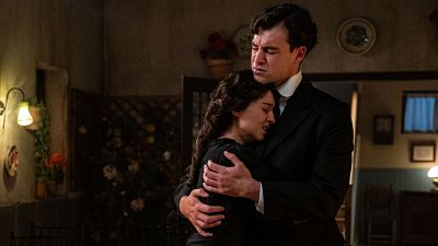 Ángela acompaña a Curro tras la muerte de Jana