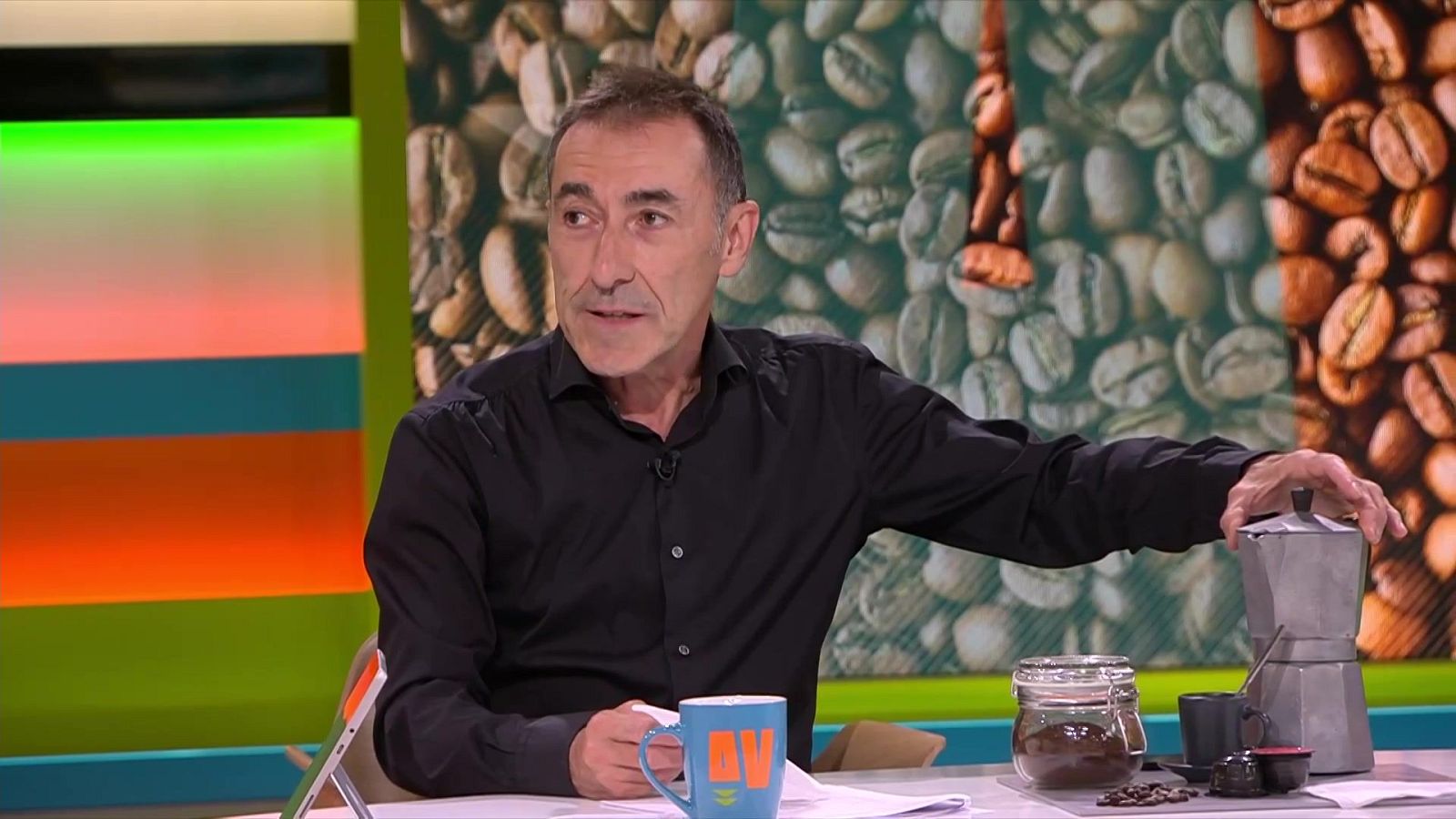 Josep Corbella, periodista científic, amb una cafetera a 'l'Altaveu'.