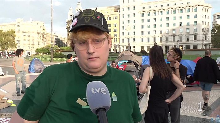 L'Informatiu - L'acampada de plaça Catalunya manté la protesta més enllà del decret