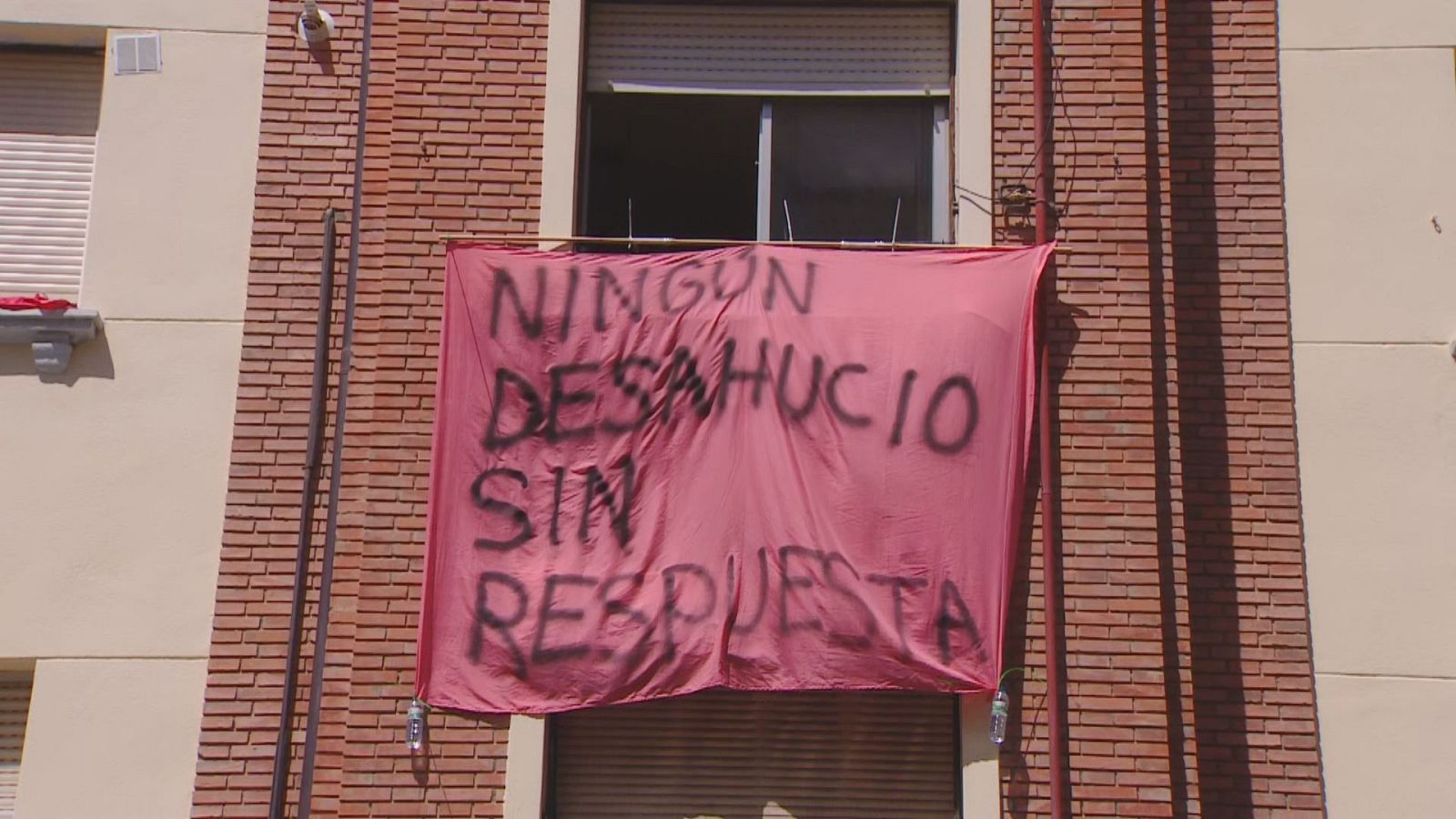 Pancarta contra el deshaucio de la calle Somosierra en Logroño