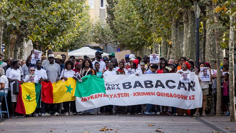 La comunidad senegalesa de Hondarribia, compatriotas del fallecido, se manifestaron para pedir justicia
