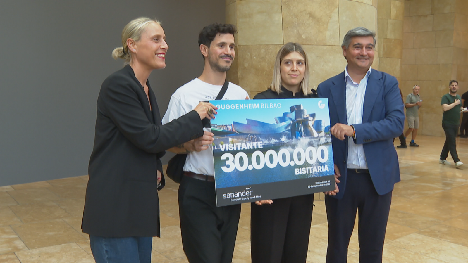 La directora del Guggenheim junto a la pareja que hacen el visitante 30 millones del museo