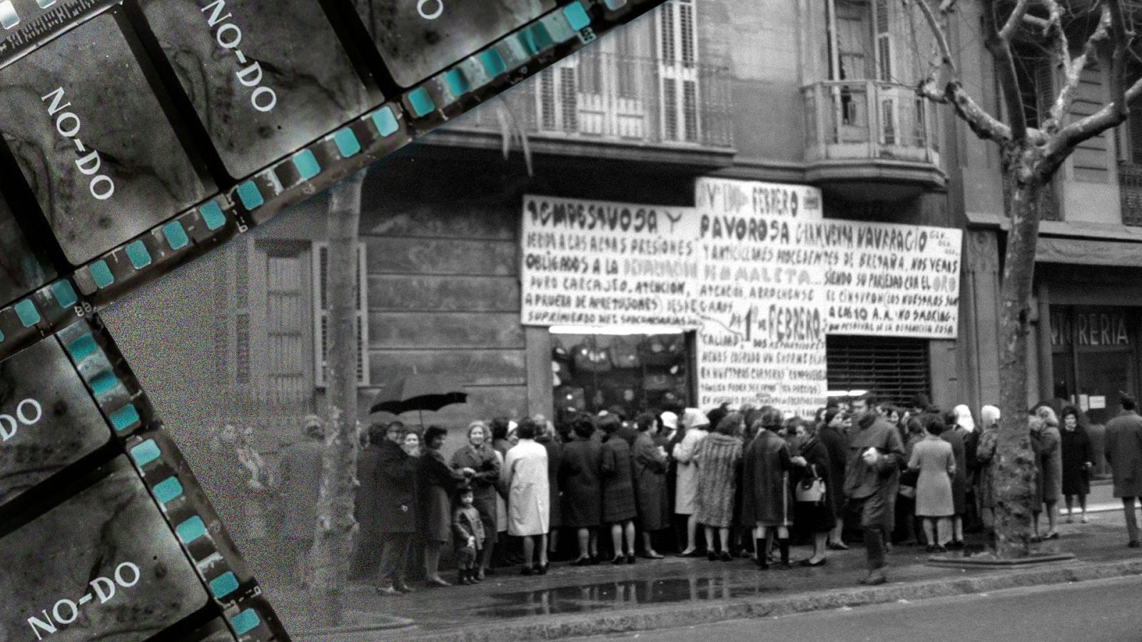 Personas con abrigos esperan ante un comercio con carteles de liquidación en una calle húmeda, junto a un gráfico de película con la palabra 'NO-DO'.
