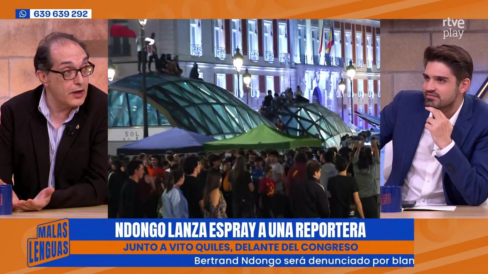Emisión de "Malas lenguas" en RTVE Play con Diego Losada y un tertuliano en pantalla dividida junto a una imagen de la Puerta del Sol, bajo un faldón sobre Bertrand Ndongo y Vito Quiles.
