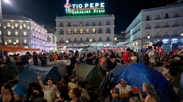 Telediario 2 - La acampada continúa en Sol y atrae cada vez a un mayor número de personas