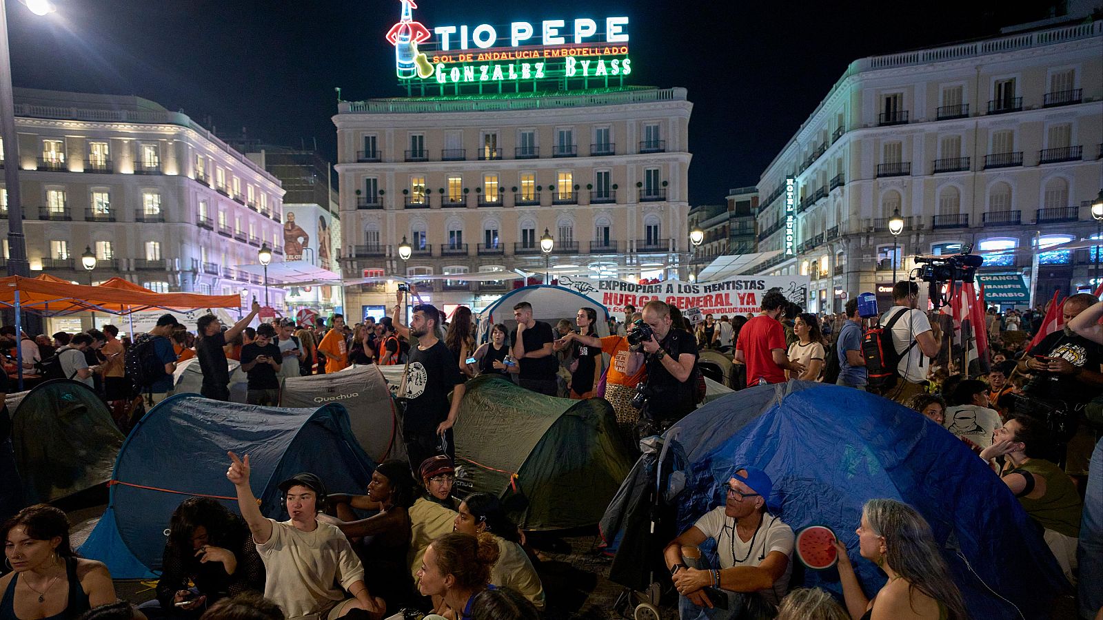 La acampada continúa en Sol y atrae cada vez a un mayor número de personas