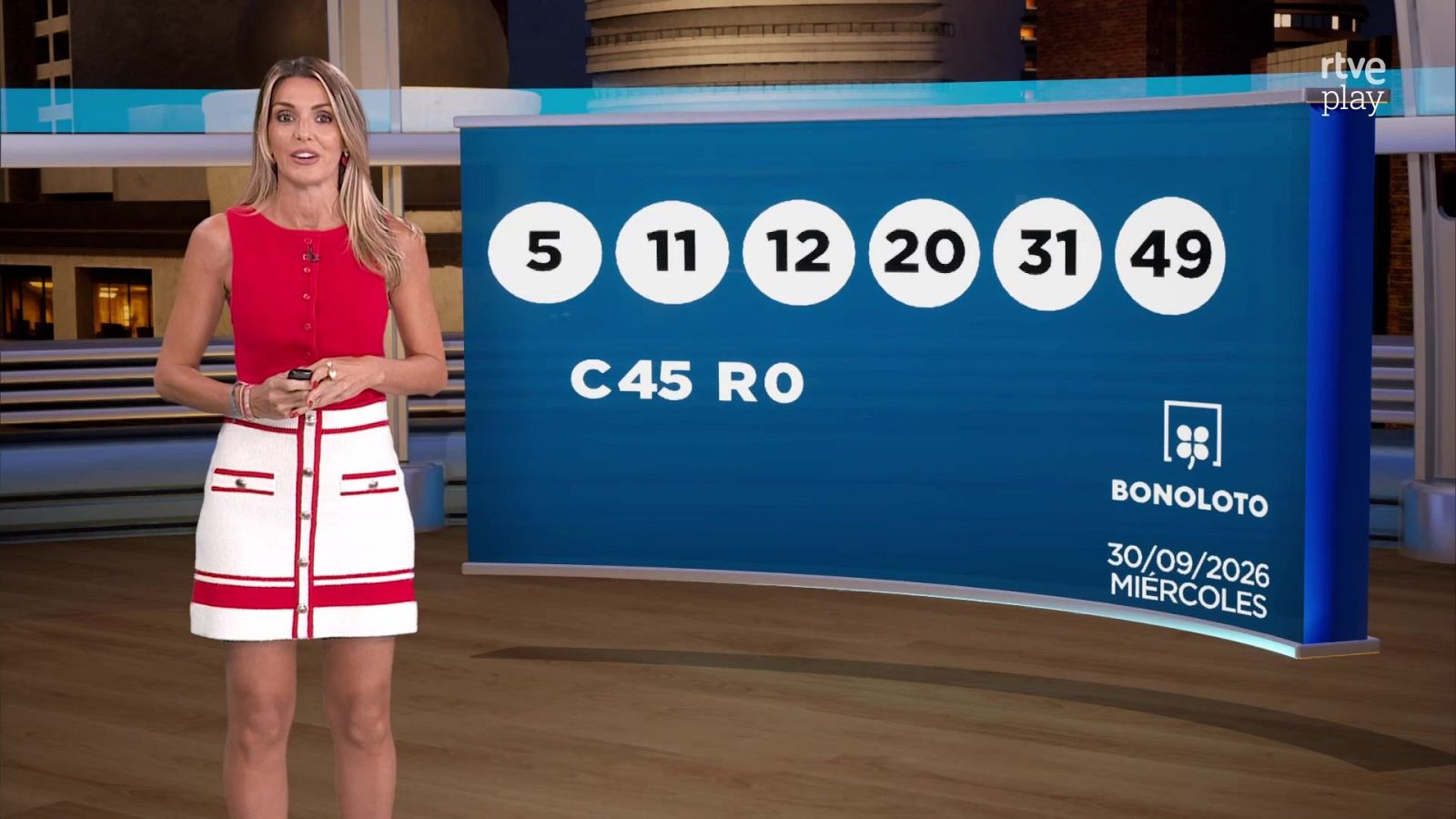 Sandra Daviú presenta los resultados de la Bonoloto del 30 de septiembre de 2026 en el plató de RTVE, vistiendo un top rojo y falda blanca junto a un panel azul con los números ganadores.