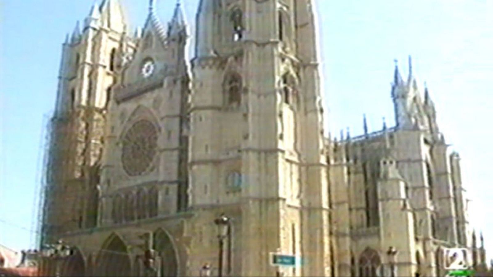 Captura de televisión de la Catedral de León mostrando su fachada gótica con torres y rosetón bajo un cielo azul, con el logotipo de "La 2" en la esquina inferior derecha.