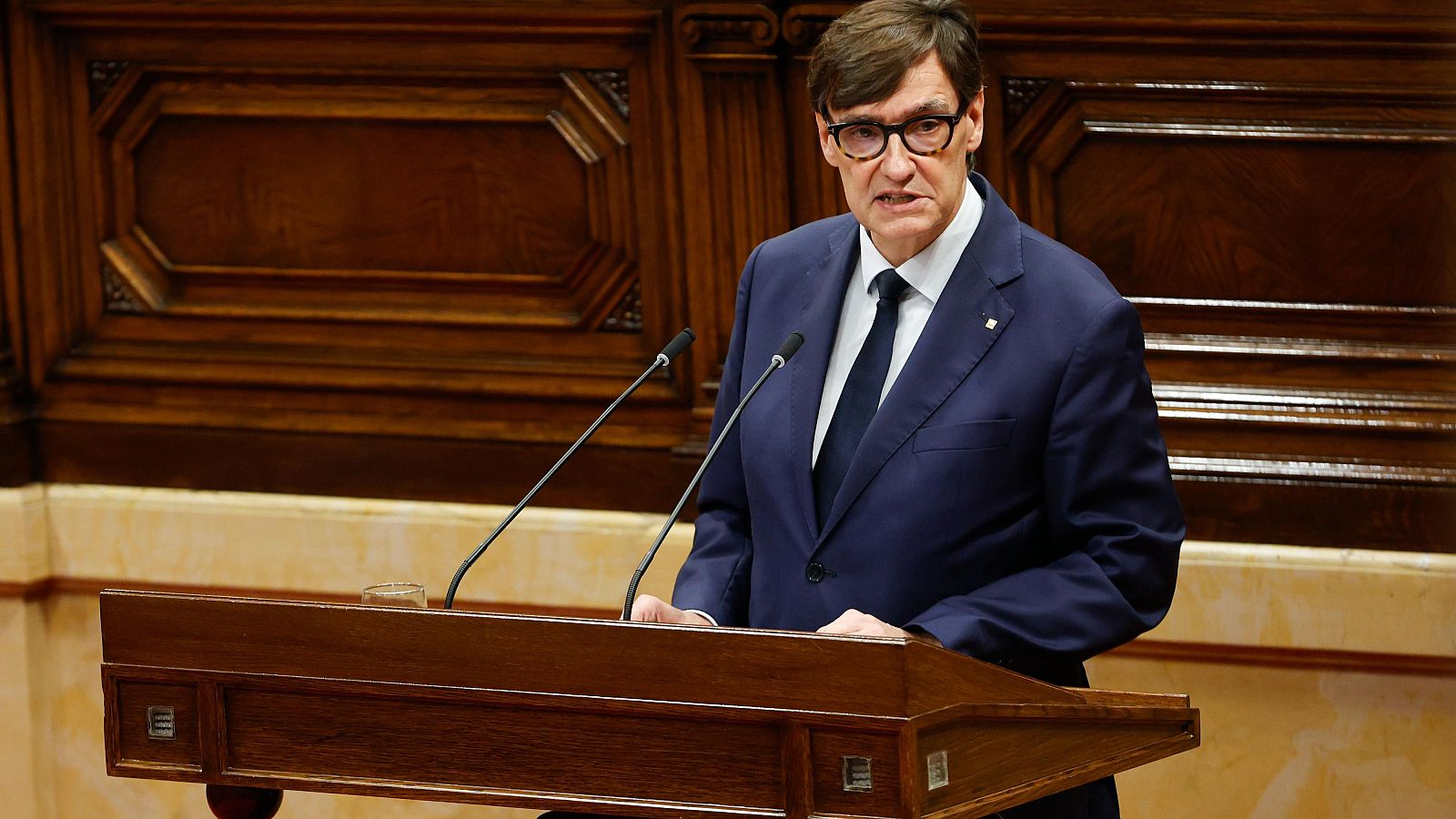 El presidente de la Generalitat, Salvador Illa, interviene en el Parlamento de Cataluña en la primera jornada del debate de política general