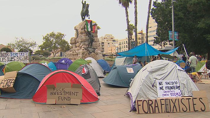 Informatiu Balear - Una quarentena d'activistes passen la tercera nit acampats a Palma