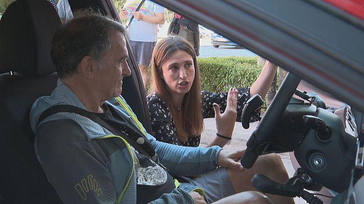 Telenavarra - Una autoescuela incorpora un coche adaptado a la discapacidad