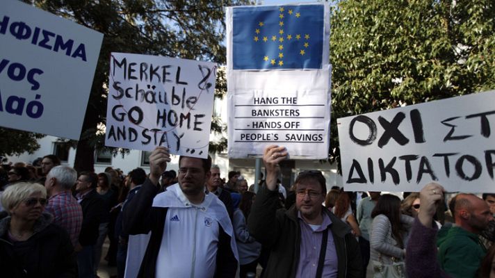 Telediario 1 - Los chipriotas indignados por la tasa a los depósitos impuesta por el Eurogrupo