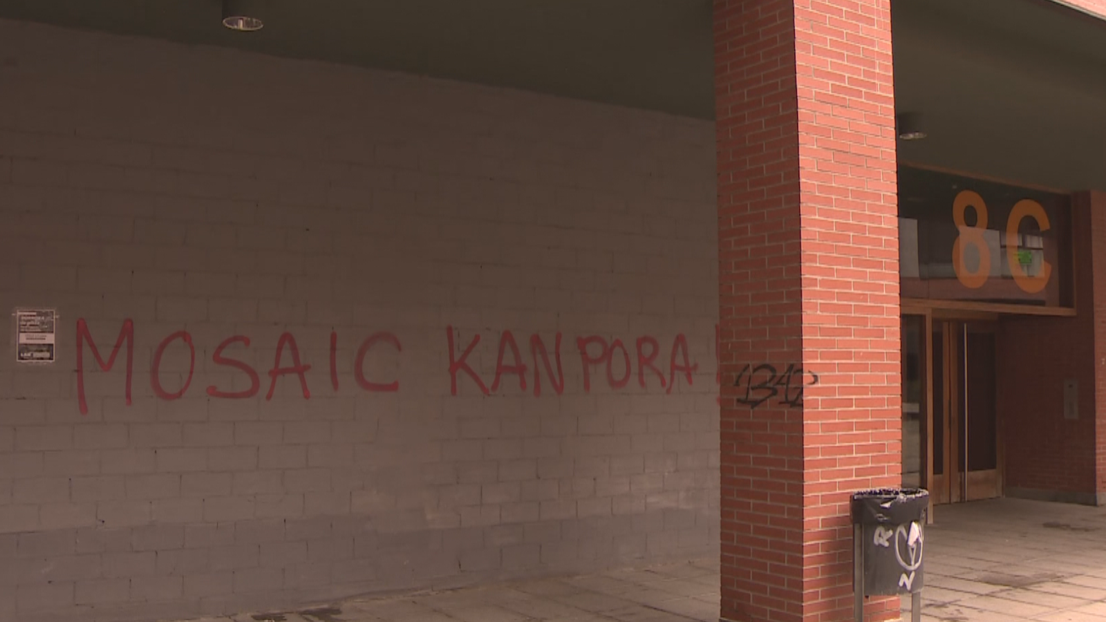Una pintada contra el fondo Mosaic en el bloque de Los Ochos de Erandio