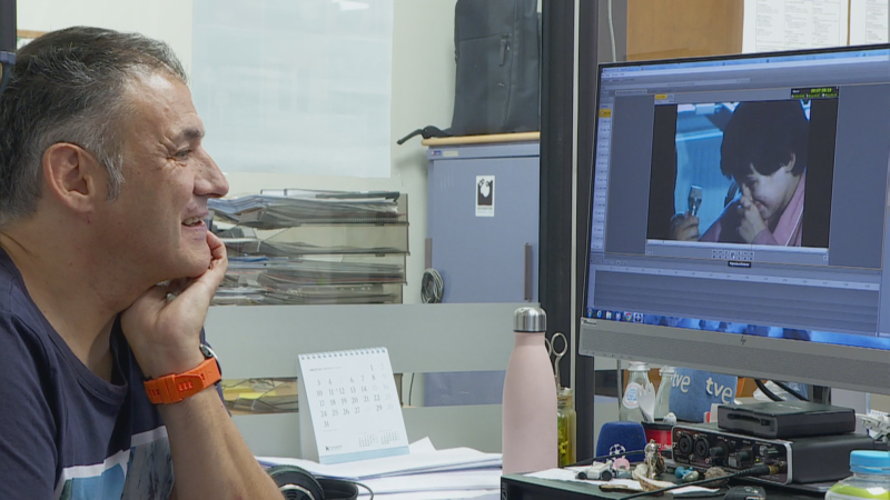 Alberto Muñagorri ve unas imágenes suyas de archivo, de cuando estuvo en el hospital