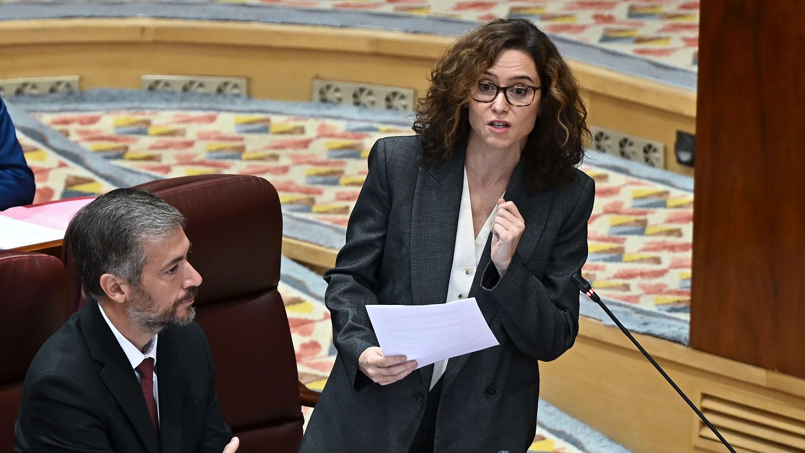La presidenta de la Comunidad de Madrid, Isabel Díaz Ayuso, interviene durante el pleno celebrado este jueves en la Asamblea de Madrid
