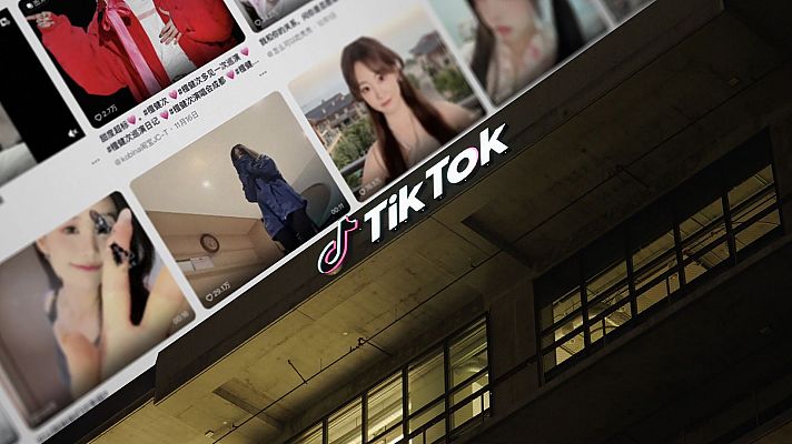 Composición que une un feed de TikTok con videos de mujeres asiáticas y caracteres chinos, junto al logotipo luminoso de la plataforma sobre la fachada de un edificio de noche.