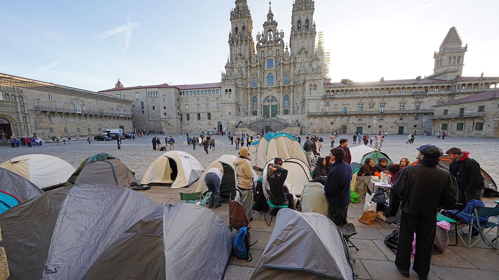 A acampada pola vivenda instálase no Obradoiro, en Santiago