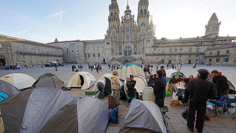 A acampada pola vivenda instálase no Obradoiro, en Santiago