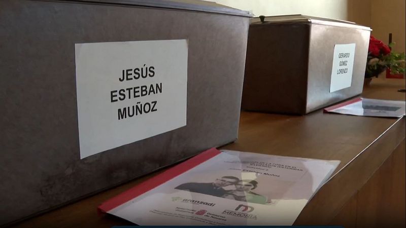 Entrega de restos de dos víctimas de las fosas de Urtasun y Lenároz