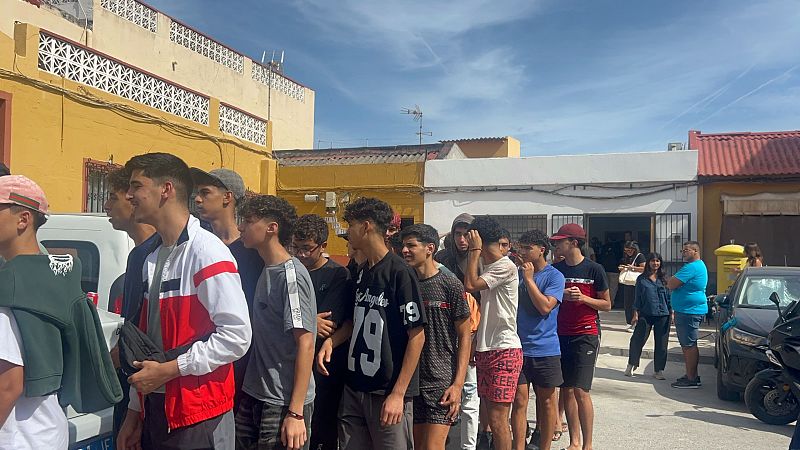 Cientos de menores migrantes en Ceuta piden a Rego una solución a falta de dos semanas de la visita de los Reyes