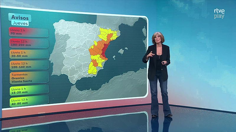 La presentadora Mònica López explica un mapa de avisos meteorológicos en España con alertas por lluvia y tormentas en la fachada mediterránea.