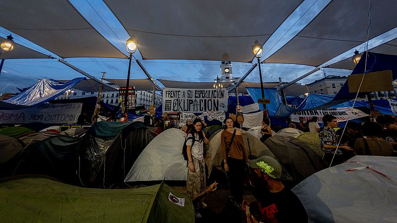 Decenas de personas acampadas en la Puerta del Sol por la defensa del derecho a la vivienda