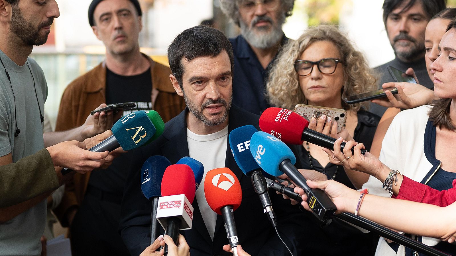 Bustinduy, indignado ante el 'no' de Junts a los decretos de vivienda