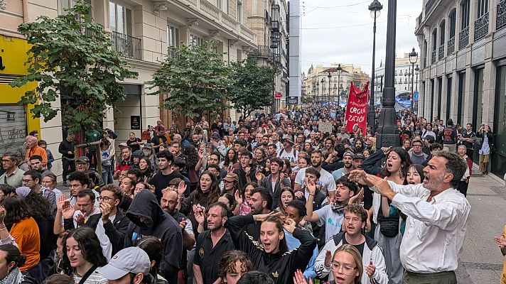Telediario 1 - Centenares de personas protestan frente al Congreso ante la votación de los decretos de vivienda