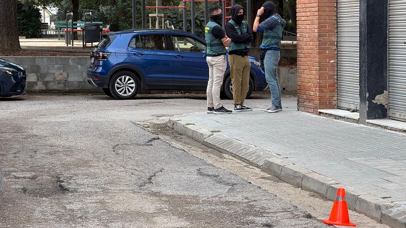 Guàrdies civils amb una prova després del tiroteig al carrer Europa de Terrassa.