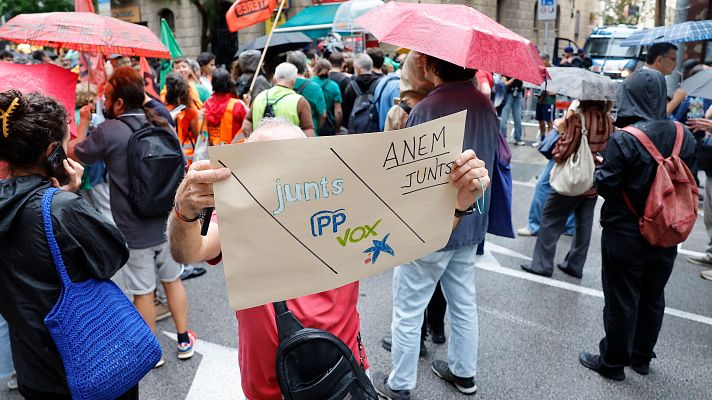 L'Informatiu - Protesta davant la seu de Junts pel rebuig als decrets al Congrés