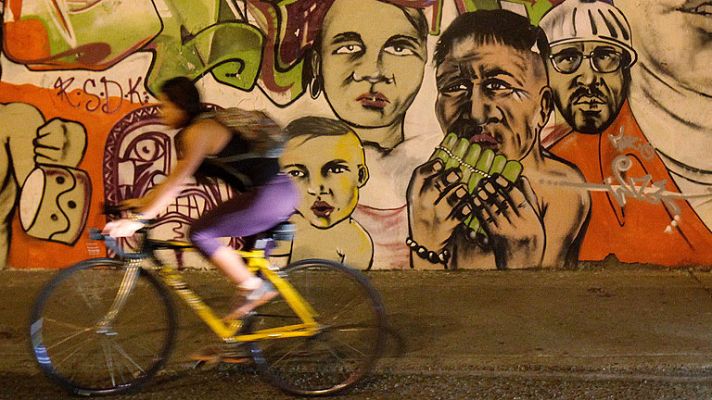La 2 Noticias - Los ciclistas, contra el uso del casco obligatorio en ciudad